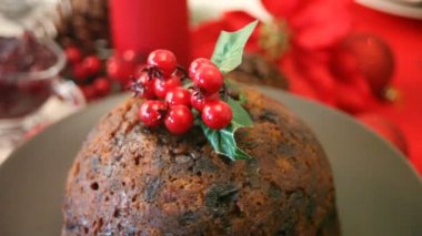 Noel pudinginin üstünde çobanpüskülü