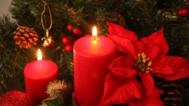 Süslü Noel mumu parlak yanıyor..