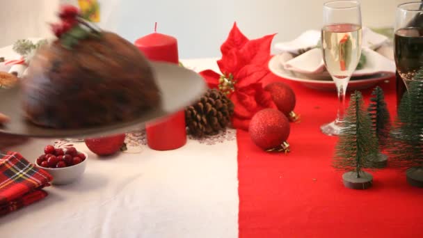 Donna Mano Mettere Budino Natale Con Agrifoglio Sul Tavolo — Video Stock
