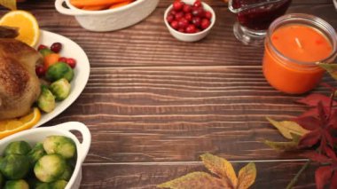 Geleneksel ballı jambon dilimlenmiş kadın eli masaya konur Noel bayramı ya da Şükran Günü için..