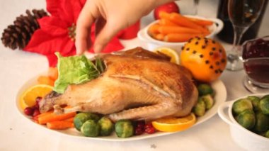 Şükran Günü ya da Noel yemeği için servis edilen masa. Doldurulmuş hindi pişiren kadın. Geleneksel kutlama tatili