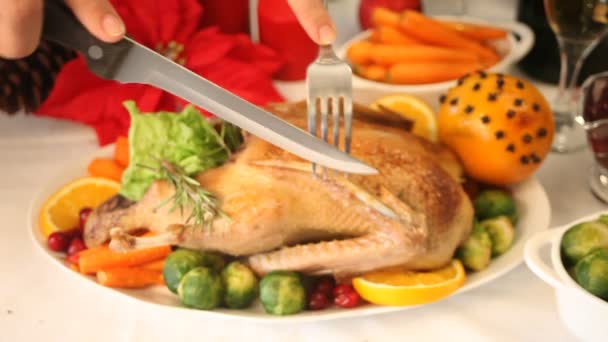 感謝祭やクリスマスディナーに役立つテーブル 女性の手を切る詰めロースト七面鳥 伝統的な祝日 — ストック動画
