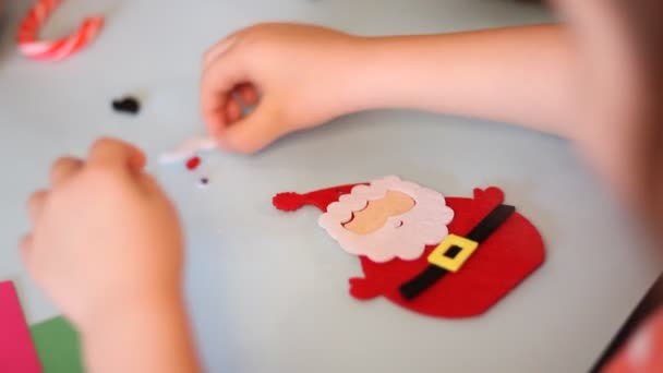 Παιδιά Που Κάνουν Διακόσμηση Για Χριστουγεννιάτικο Δέντρο Δώρα Χριστουγεννιάτικο Χειροποίητο — Αρχείο Βίντεο