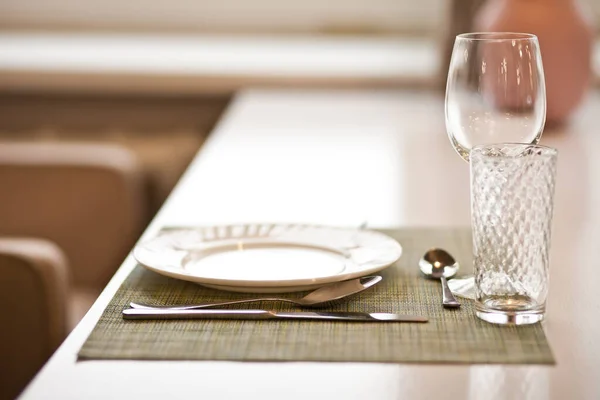 カフェでテーブルセッティング エレガントな空のプレート カトラリー ナプキンとガラス — ストック写真