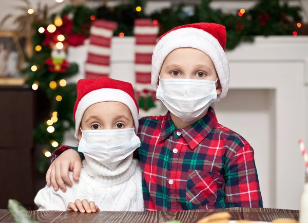 Enfants Fille Garçon Casquettes Santa Dans Des Masques Médicaux Félicitent — Photo