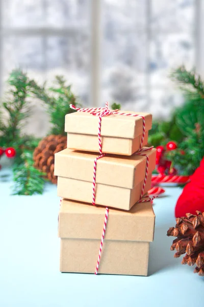 三个圣诞礼品盒以背景为窗口的圣诞及新年假期概念 — 图库照片