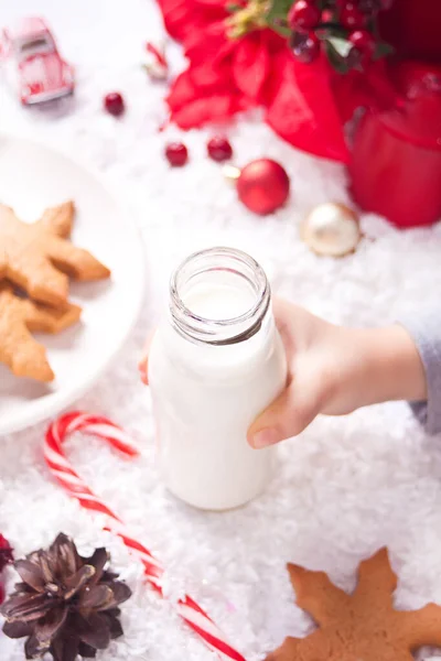 Plätzchen Zuckerrohr Und Milch Für Den Weihnachtsmann Auf Dem Tisch — Stockfoto