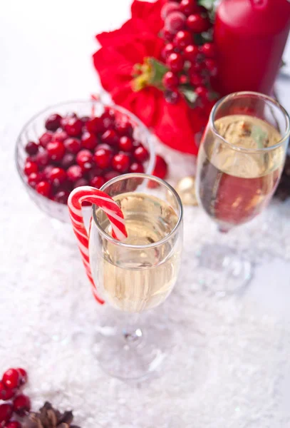Twee Champagneglazen Met Cranberry Suikerriet Kerstversiering — Stockfoto