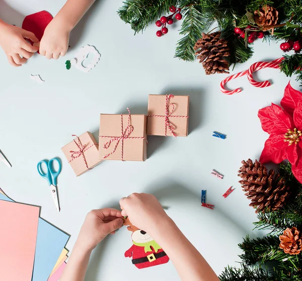 クリスマスツリーや贈り物のための装飾を作る子供 クリスマスハンドメイドダイプロジェクト ストック写真