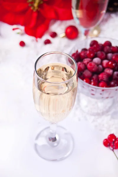 Bicchiere di champagne con mirtillo rosso e decorazione natalizia. Natale e Capodanno concetto. — Foto Stock