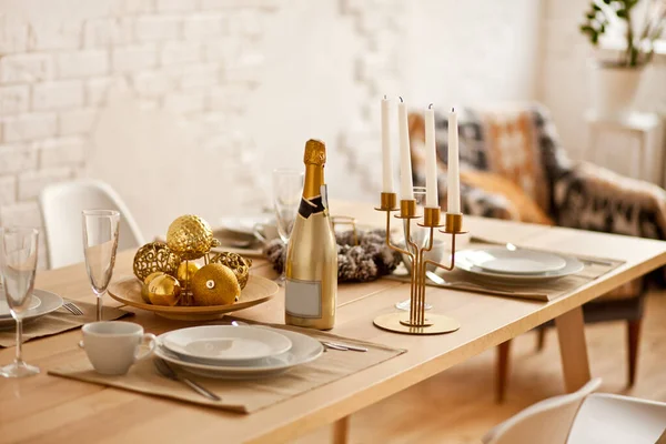 Mesa Navidad Con Decoraciones Navideñas —  Fotos de Stock