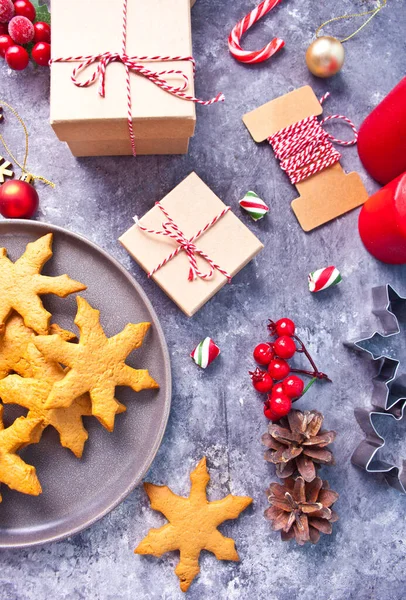 Weihnachtsdekoration Mit Zapfen Plätzchen Geschenkschachteln Roten Kerzen Bonbons — Stockfoto