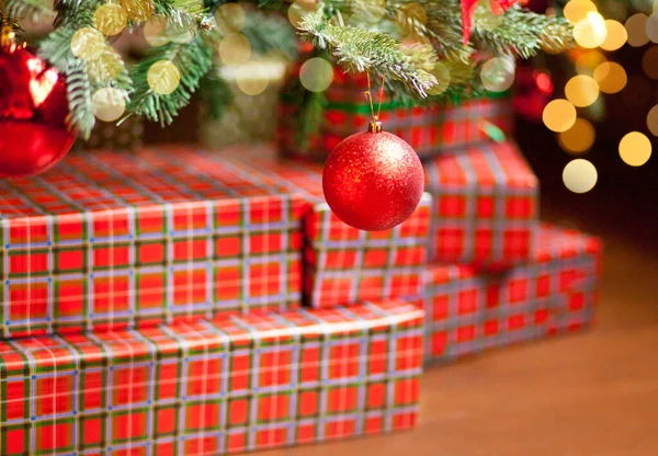 Arbre de Noël décoré avec de nombreux coffrets cadeaux — Photo