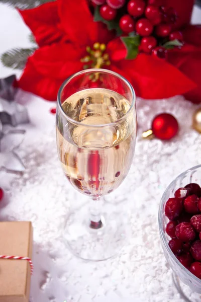 Copa de champán con arándano y decoración navideña. Concepto de Navidad y Año Nuevo. — Foto de Stock