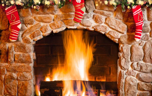 Interior decorado para o Natal. Lareira com meias. — Fotografia de Stock