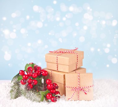 Masada Noel süslemeleri olan küçük hediye kutuları var.