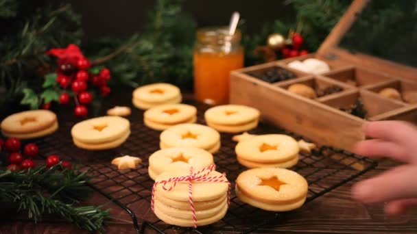 Niño mano tomar un tradicional austriaco galletas de Navidad Linzer galletas. — Vídeo de stock