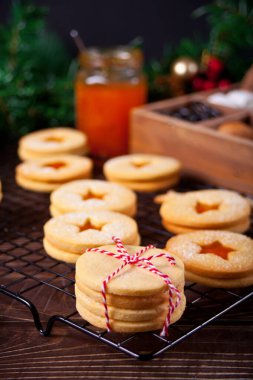 Geleneksel Avusturya Noel kurabiyeleri kayısı reçeli dolu Linzer bisküvileri