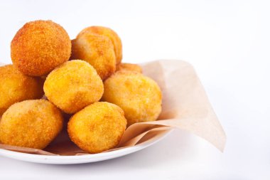 Beyaz arka plandaki tabakta patates köftesi topları..