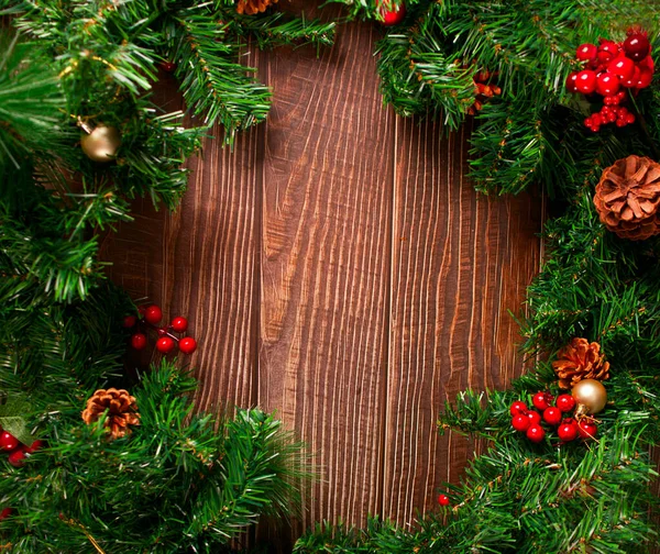 Décoration de cadre de Noël avec baies, cônes et branche d'arbre de Noël sur le fond en bois. Espace de copie. — Photo