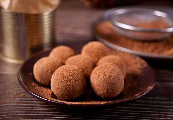 Trufas de bolas de chocolate caseras en el plato. —  Fotos de Stock