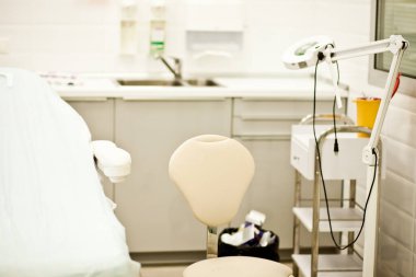 Modern tıp bürosunun doktor işyerinin içi.