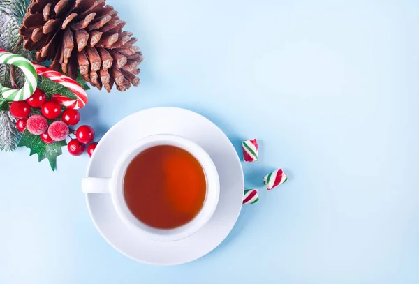 Hot winter tea with christmas decoration and candy cane — Stock Photo, Image