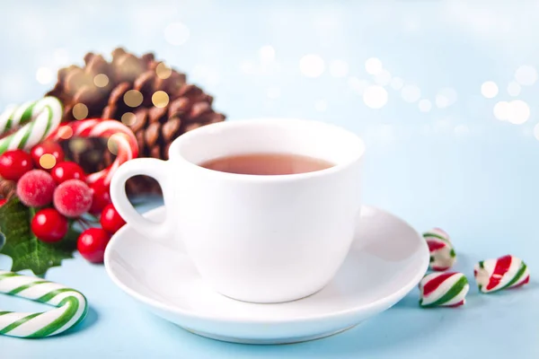 Hot winter tea with christmas decoration and candy cane — Stock Photo, Image