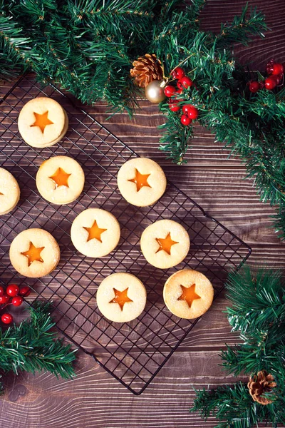 Traditionelle österreichische Weihnachtsplätzchen Linzer Kekse gefüllt mit Marillenmarmelade — Stockfoto