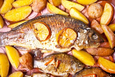 Limonlu ve sebzeli ızgara balık.