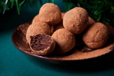 Tabakta ev yapımı çikolata topları var..