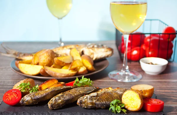 Pescado a la parrilla en plato con limón y verduras —  Fotos de Stock