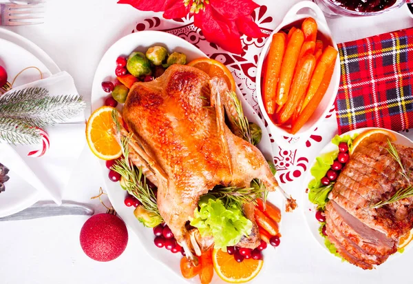 Tafel geserveerd voor Thanksgiving of kerstdiner. Gevulde geroosterde kalkoen op de voorgrond. Traditionele feestdagen. — Stockfoto