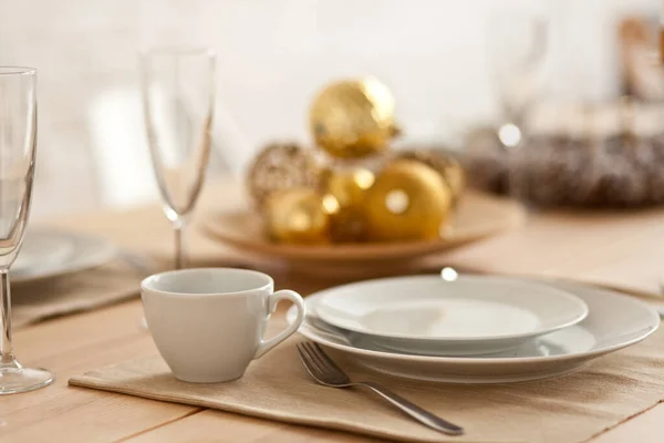 Mesa de Navidad con decoraciones navideñas. Celebración de Año Nuevo. —  Fotos de Stock