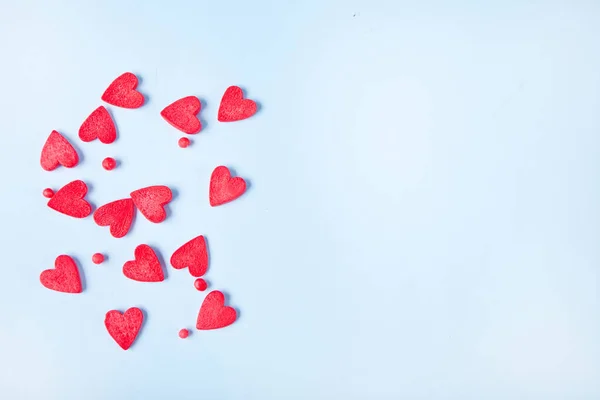 Cuori rossi zucchero candito sullo sfondo azzurro. Concetto di San Valentino. Vista dall'alto. Copia spazio. — Foto Stock