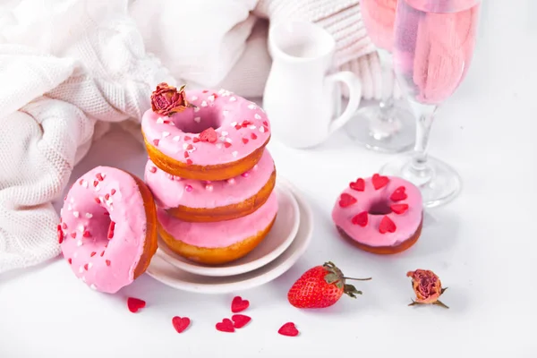Um monte de donuts cor-de-rosa no prato. Conceito do Dia dos Namorados. — Fotografia de Stock