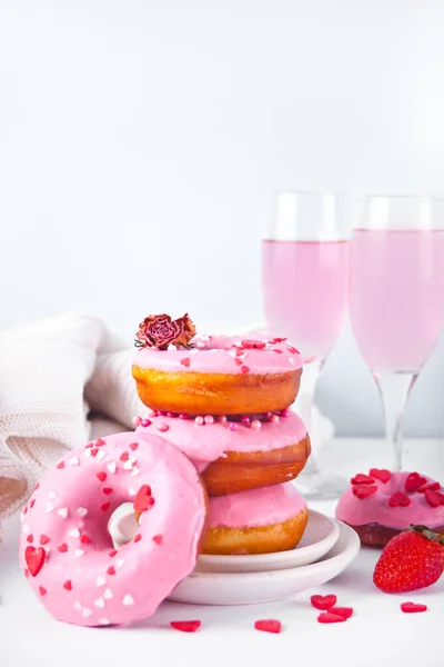 Une pile de beignets roses sur l'assiette. Concept Saint-Valentin. — Photo