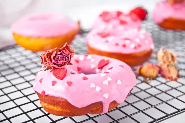 Розовые пончики на стойке для выпечки. День святого Валентина. — стоковое фото