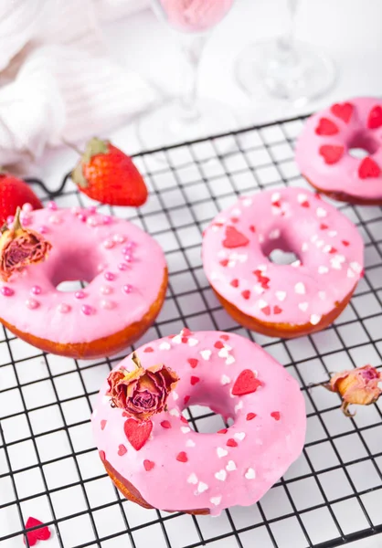 Donuts cor-de-rosa no forno. Conceito do Dia dos Namorados. — Fotografia de Stock