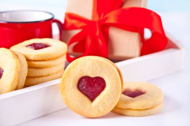 Kalp şeklinde geleneksel linzer kurabiyeler ve çilek reçeli. Sevgililer Günü konsepti.