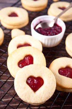 Kalp şeklinde geleneksel linzer kurabiyeler ve çilek reçeli. Sevgililer Günü konsepti.