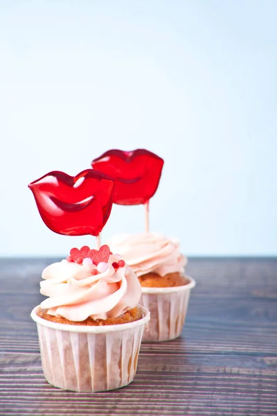 Valentin-napi cupcakes krémsajt cukormáz díszített ajkak alakú kemény cukorka nyalóka — Stock Fotó