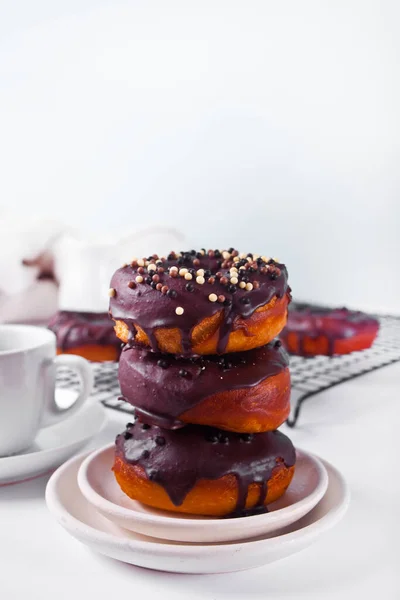 Donut envidraçado com creme de chocolate ou cobertura e xícara de café. Conceito de pequeno almoço. — Fotografia de Stock