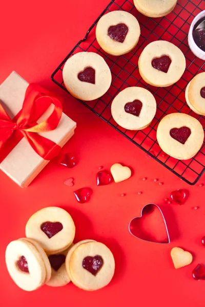 Coração em forma de biscoitos de forro tradicionais com geléia de morango. Conceito de dia dos namorados. — Fotografia de Stock