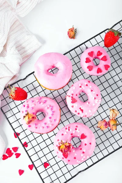 Donuts cor-de-rosa no forno. Conceito do Dia dos Namorados. — Fotografia de Stock