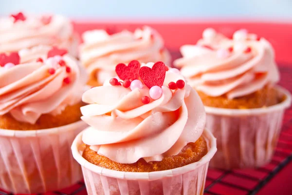 Valentines cupcakes cremă brânză înghețată decorată cu bomboane de inimă — Fotografie, imagine de stoc