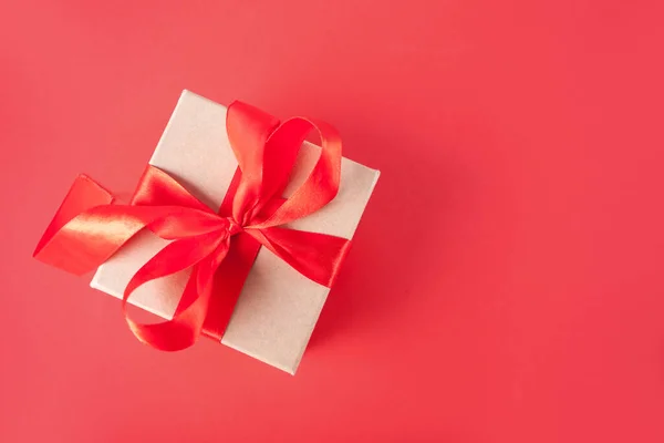 Tarjeta de felicitación de San Valentín con caja de regalo sobre fondo rojo. Copiar espacio para saludos. — Foto de Stock