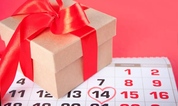 Datum 14. února na kalendáři s dárkovou krabicí. Valentýnský koncept. — Stock fotografie