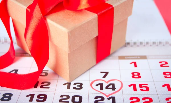 Datum van 14 februari op de kalender met geschenkdoos. Valentijnsdag concept. — Stockfoto