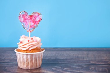 Sevgililer Günü pastası krem peyniri şekerlemesi kalp şeklinde şeker lolipopuyla süslenmiş. Boşluğu kopyala.
